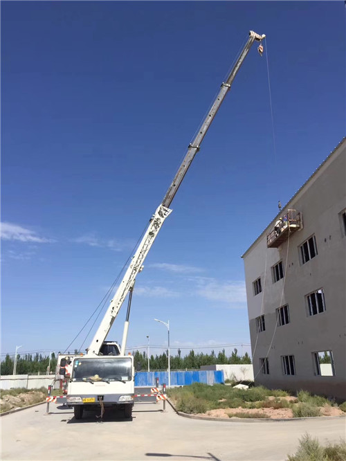 高邮市“轻装强干”—— 吊车的 “轻量化臂架” 技术